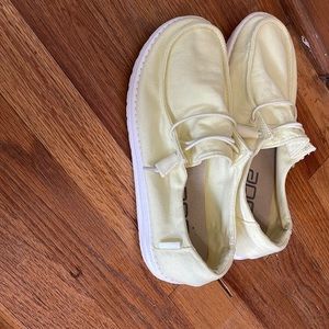 Hey Dude light yellow sz 8